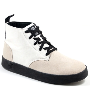 AREth A[X CHUKKA White/Black 23LA